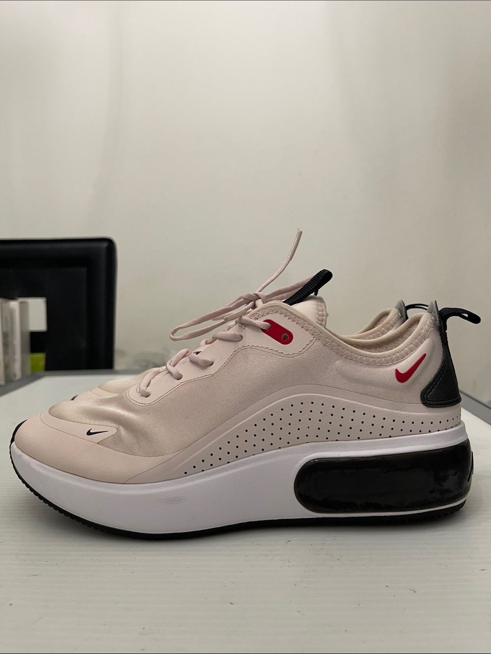 NIKE AIR MAX DIA “LIGHT SOFT SNEAKERS WOMENS SIZE 9